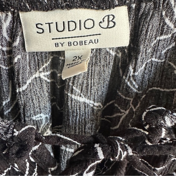 Studio B Flowy Stretchy Crinkly Black & White Floral Frilly Neck Tank Top 2X - Picture 6 of 7